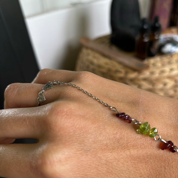 Kamelia Hand Chain