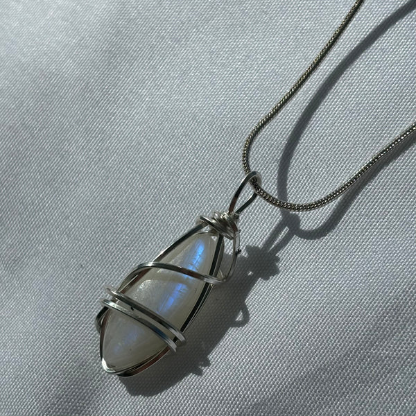Rainbow Moonstone Necklace (925 sterling silver)