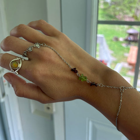 Kamelia Hand Chain
