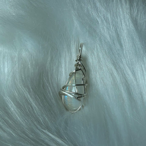 Rainbow Moonstone (925 sterling silver)